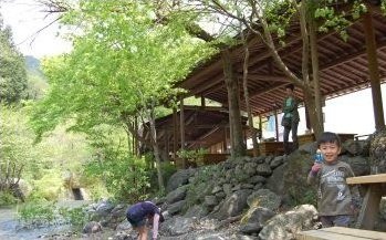 アメリカキャンプ村 サイトと小川