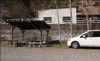 河原にある東屋