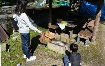 バーベキューの火おこし中