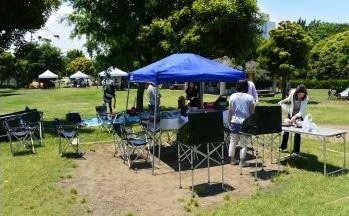 持ち込みのタープをセット