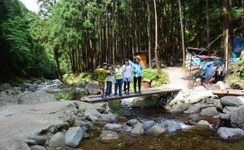 橋の上で記念写真