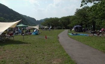 キャンプ場のテントサイト