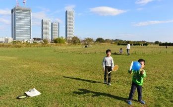 広場でバトミントン