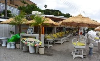 ハワイアンな雰囲気のエントランス