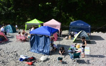 河原にタープ設置