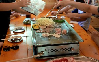 バーベキューハウス内のグリル