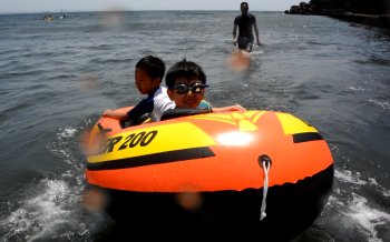 ゴムボートで波乗り