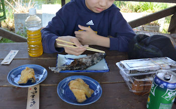 釣ったニジマスで食事