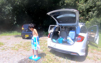 駐車場でシャワー