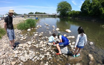 秋川で川遊びで