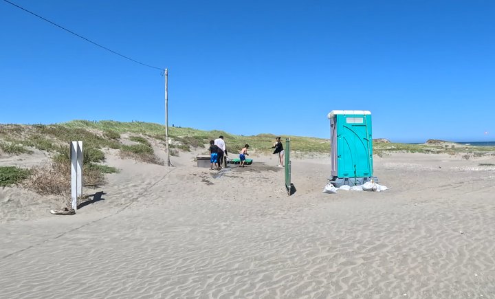 簡易トイレと足洗い場